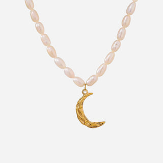 Callisto Hammered Moon Sötvattenspärla Halsband 18K Guldpläterat