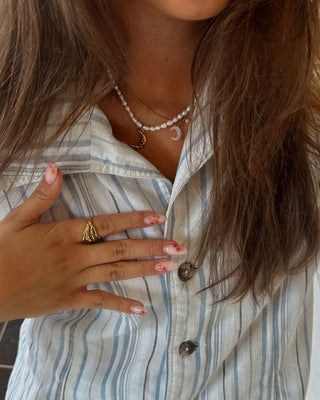 Callisto Hammered Moon Sötvattenspärla Halsband 18K Guldpläterad