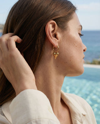 Golden Love Huggies Örhängen 18K Guldpläterat