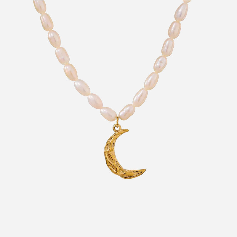 Callisto Hammered Moon Sötvattenspärla Halsband 18K Guldpläterad